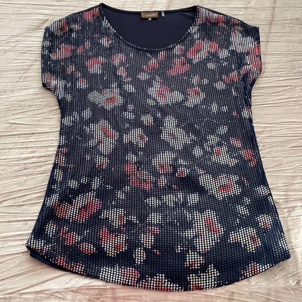 Multicolored sequin T-shirt.